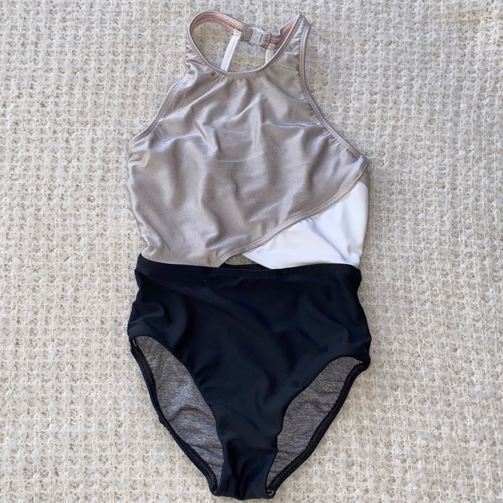5 DANCEWEAR